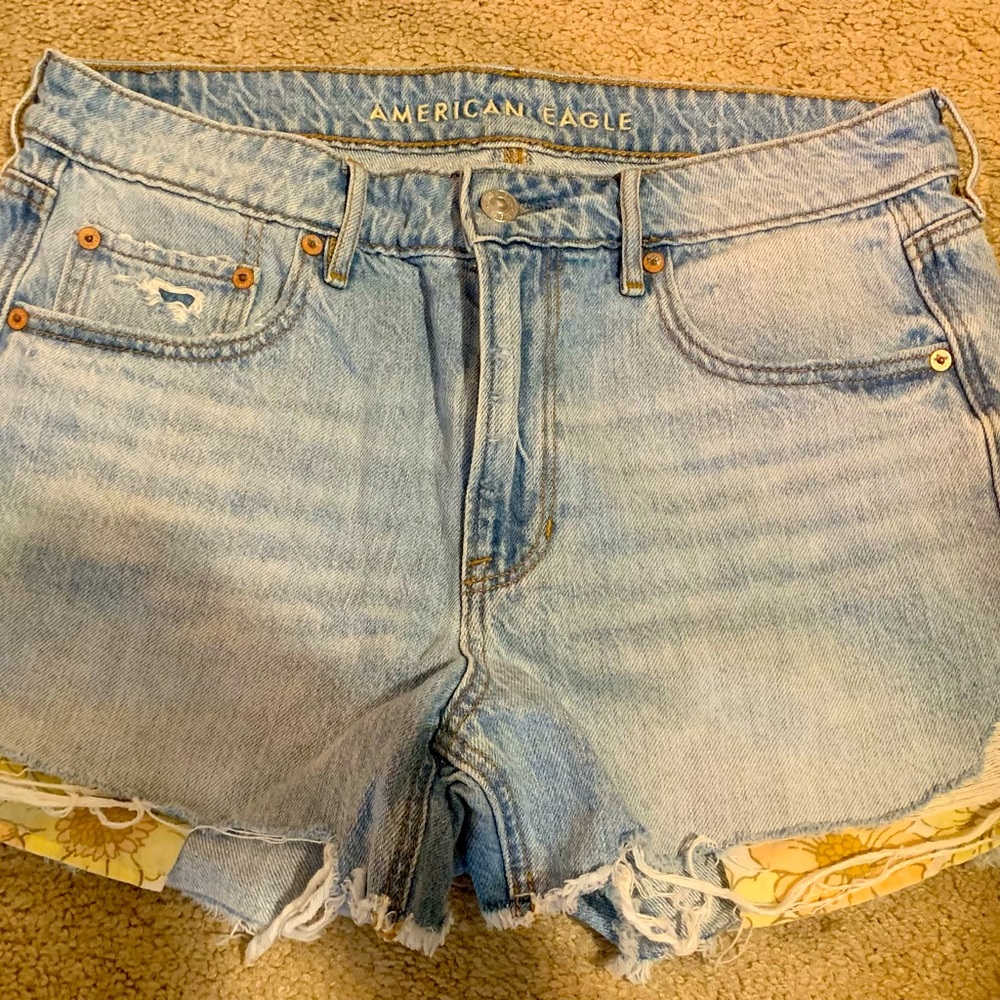 American Eagle cut off shorts with cute flowered yellow pockets